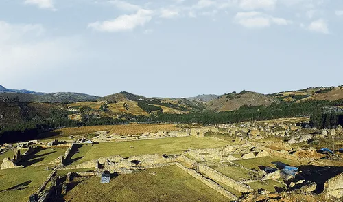 Ciudad de Piedra. Uno de los sectores de Wiraqochapampa donde se puede ver su monumentalidad. Ciudad de Piedra. Uno de los sectores de Wiraqochapampa donde se puede ver su monumentalidad.