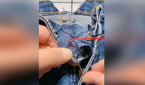 Joven enseña ‘truco’ para reparar el botón roto de un pantalón y se hace viral