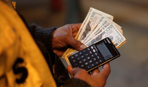 El dólar a nivel global ha presentado una ligera caída por las expectativas de estímulo fiscal. Foto: La República.