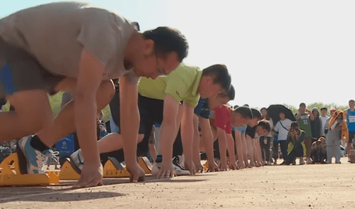 Youtube viral: Atletas quedan en ridículo por perro callejero que se coló en competencia [VIDEO]