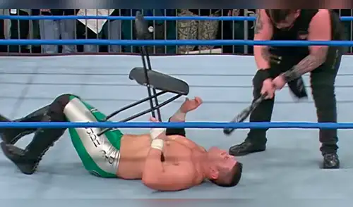 Vía YouTube difunden impactante momento en que luchador recibió batazo en la cara [VIDEO]