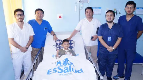 Médicos extirparon cálculos uretrales a niño