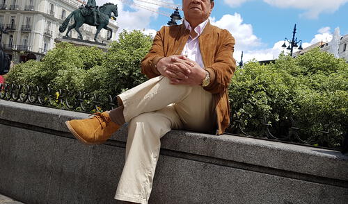 El recordado escritor Carlos Villanes Cairo en la Plaza del Sol, Madrid (2018).