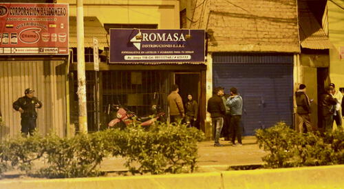 Jueves 27 de junio. Serenos vigilan que no se retire tapiado de La Pocha pero otros locales siguen funcionando.