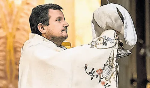 Luchador. Sacerdote Raymond Portelli inició la cruzada que unió a miles. Su salud está deteriorada pero continúa adelante.