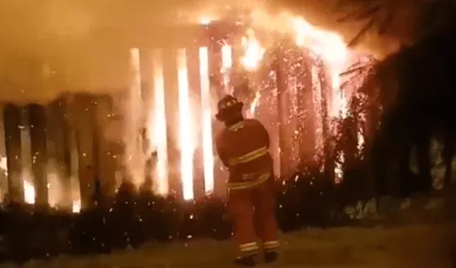 Ate: Reportan incendio frente a Estadio Monumental [VIDEO]