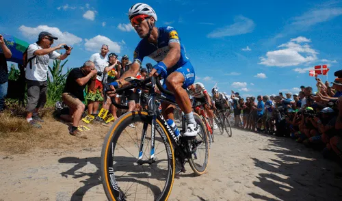 Ciclista muestra su rodilla rota con la que recorrió 60 kilómetros | FOTO