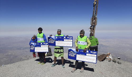 Eduardo Villanueva (centro) fue el ganador de la competencia de ascenso al Misti.