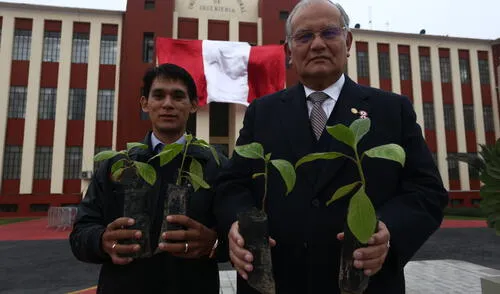 24-07-19 MICHAEL RAMON
JORGE ALVA HURTADO RECTOR DE LA UNI UNIVERSIDAD DE INGENERIA Óscar Miranda, viene preparando un informe sobre el árbol de la Quina, para lo cual entrevistará al experto Franklin Férnandez. Salen del diario