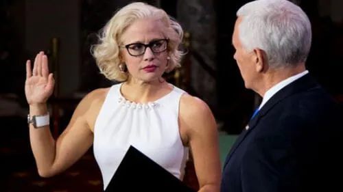 EE. UU.: congresista bisexual rechazó la Biblia y juró sobre la Constitución EE. UU.: congresista bisexual rechazó la Biblia y juró sobre la Constitución