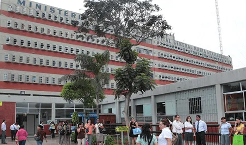 Padres de bebé que se encuentra grave denuncian negligencia en hospital María Auxiliadora Padres de bebé que se encuentra grave denuncian negligencia en hospital María Auxiliadora