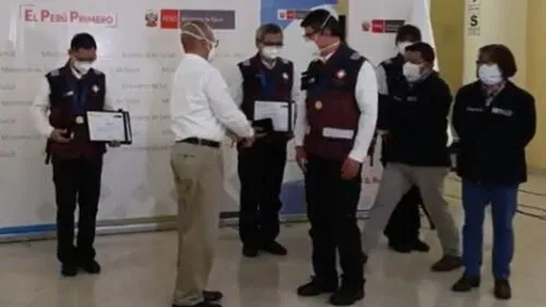 El titular del Minsa condecorando a los médicos chinos luego de 20 días en Perú. Foto: Captura.