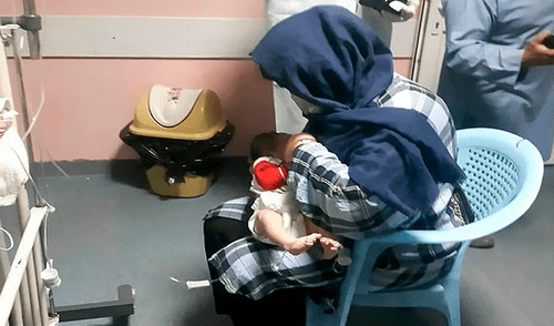 Feroza Younis Omar es la encargada de alimentar a los bebés. Afganistán – atentado – maternidad