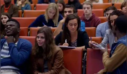 Polémica en Facebook por universidad que pide llevar “bonito escote” a ceremonia de graduación