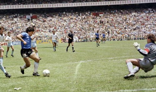 Cuatro minutos después de anotar usando 'La mano de Dios', Maradona marcaría el 'Gol del siglo'. Dejó a 6 ingleses en el camino y definió cruzado.