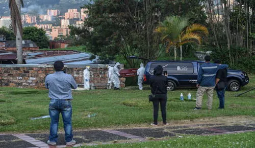 Una mujer que al parecer falleció por COVID-19 en un ataúd este miércoles 12 de agosto en Colombia. Foto: AFP Colombia