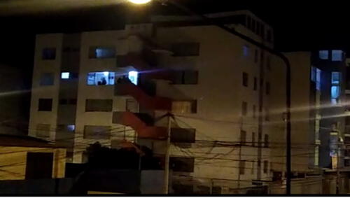 Personas escuchan Contigo Perú desde sus balcones y techos en Arequipa