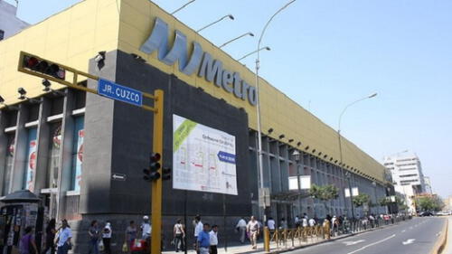 Hallan feto abandonado en baño de supermercado Metro en el centro de Lima