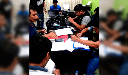 Policía realizando las actas de lo encontrado en las galerías. Policía realizando las actas de lo encontrado en las galerías.