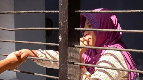 Nuril Maknum fue condenada a pasar al menos seis meses en prisión. Su acosador sigue libre. Foto: Antara.