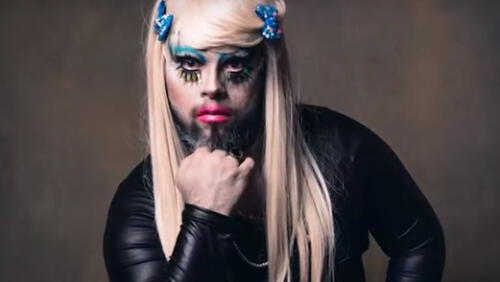 La drag queen con síndrome de Down que conmueve al mundo. Foto: Captura.