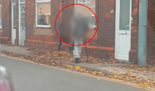 YouTube viral: 'hombre sin cabeza' es grabado caminando en avenida y video aterra a miles YouTube viral: 'hombre sin cabeza' es grabado caminando en avenida y video aterra a miles
