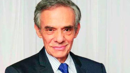 Conductor de Uber graba a José José y le firma un disco. Video: Twitter.