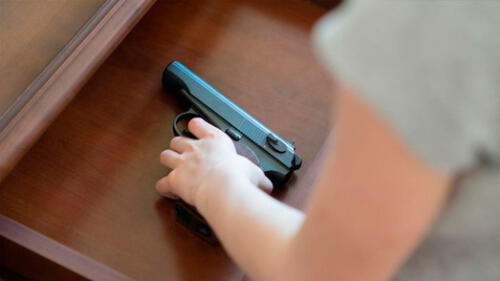 Niño de 4 años encuentra arma bajo colchón y dispara a la cara de su madre embarazada Niño de 4 años encuentra arma bajo colchón y dispara a la cara de su madre embarazada