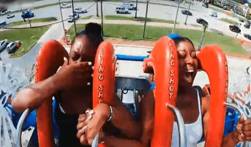 La presión del aire generó que la peluca salga volando causando la risa de la joven y su acompañante. Foto: capturan de Facebook