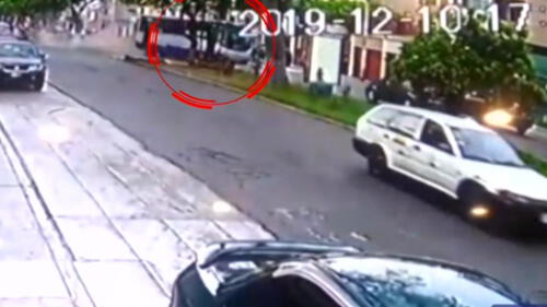 Conductor de vehículo particular resultó ileso gracias a la bolsa de aire. (Foto: Captura de video / Latina Noticias) pueblo libre bus