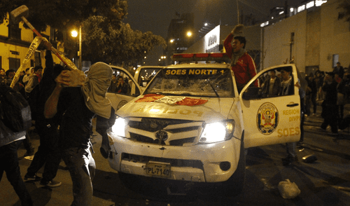 Así fue como destruyeron patrullero en marcha contra el Congreso [VIDEO]