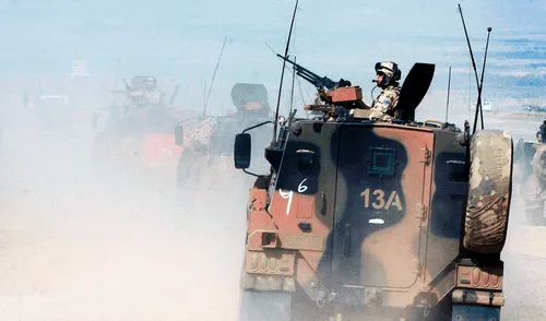 Un militar señaló a Guardian Australia que las tropas siempre llevaban la prótesis cuando viajaban. Foto: AFP Soldados australianos beben cerveza de la pierna protésica de un talibán muerto