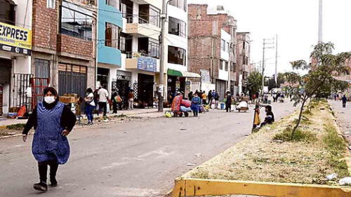 Descontento. Comerciantes del Avelino sacan sus productos en vista que no pueden venderlos por cierre.