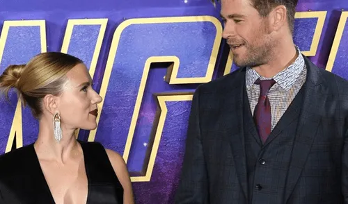 Scarlett Johansson luce increíble escote tras someterse a una reducción de busto