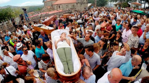 Este año fueron seis los devotos que desfilaron encima de sus ataúdes. Foto: La Voz de Galicia