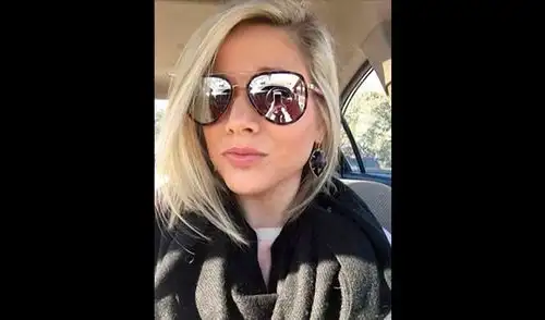 Profesora acusada de sostener relaciones sexuales con uno de sus alumnos se burla de la policía 