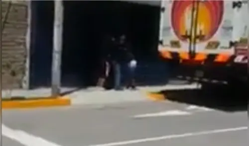 En Facebook, indignante video de tres ladrones que asaltan un anciano a plena luz del día | VIDEO