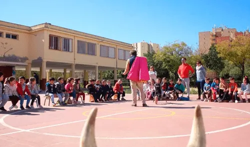 El colegio Juan de Mairena de Sevilla implementó este nuevo curso sobre la tauromaquia. Colegio de Sevilla enseña toreo a niños.