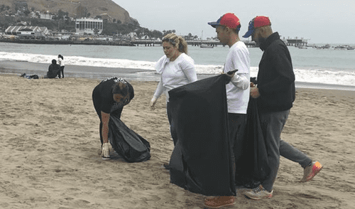 Venezolanos recogen basura y limpian playa Agua Dulce de Chorrillos 
