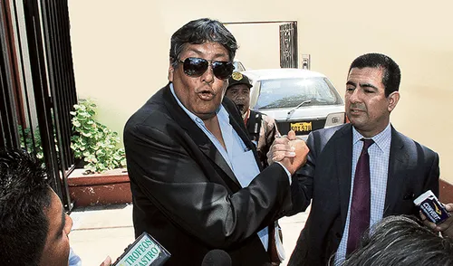 Distancia. Raúl Leguía y Carlos Moreno se saludan en la ADFP. Ambos han criticado sus trabajos en el cuadro crema.