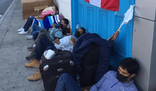 Peruanos esperan afuera de consulado. Peruanos esperan afuera de consulado.
