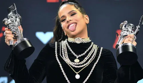 Rosalía causa controversia por ganar como artista latina en los VMAs.