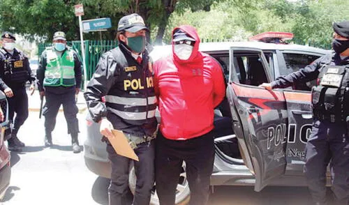 Funcionarios, ex servidores y policías detenidos.