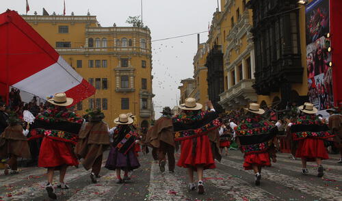 Escolares disfrutan de las danzas típicas. (Foto: Virgilio Grajeda)