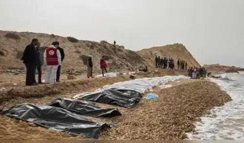Naufragio de embarcación deja 90 inmigrantes muertos frente a las costa de Libia