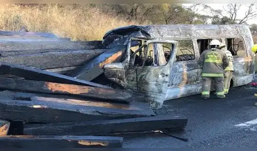 El choque se produjo a la altura del puente de Calderón en el kilómetro doce de la autopista.