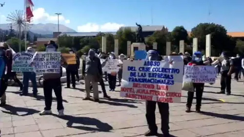 Protestaron rente al local de la Dirección Regional de Comercio Exterior y Turismo. Protestaron rente al local de la Dirección Regional de Comercio Exterior y Turismo.