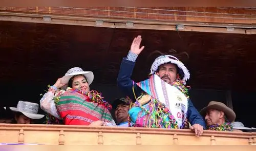Arequipa: Cáceres Llica protagonizó ‘balconazo’ en Caylloma y celebró su virtual victoria [VIDEO]
