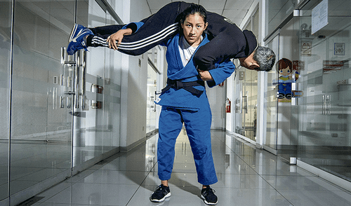 Potencia. Aquí levanta a su entrenador casi sin esfuerzo. Hoy espera estar en el podio.