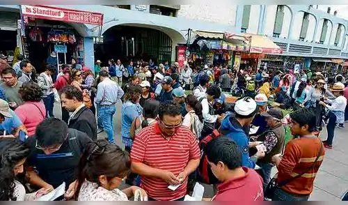 Arequipeños gastan S/ 600 para llenar álbum de fútbol